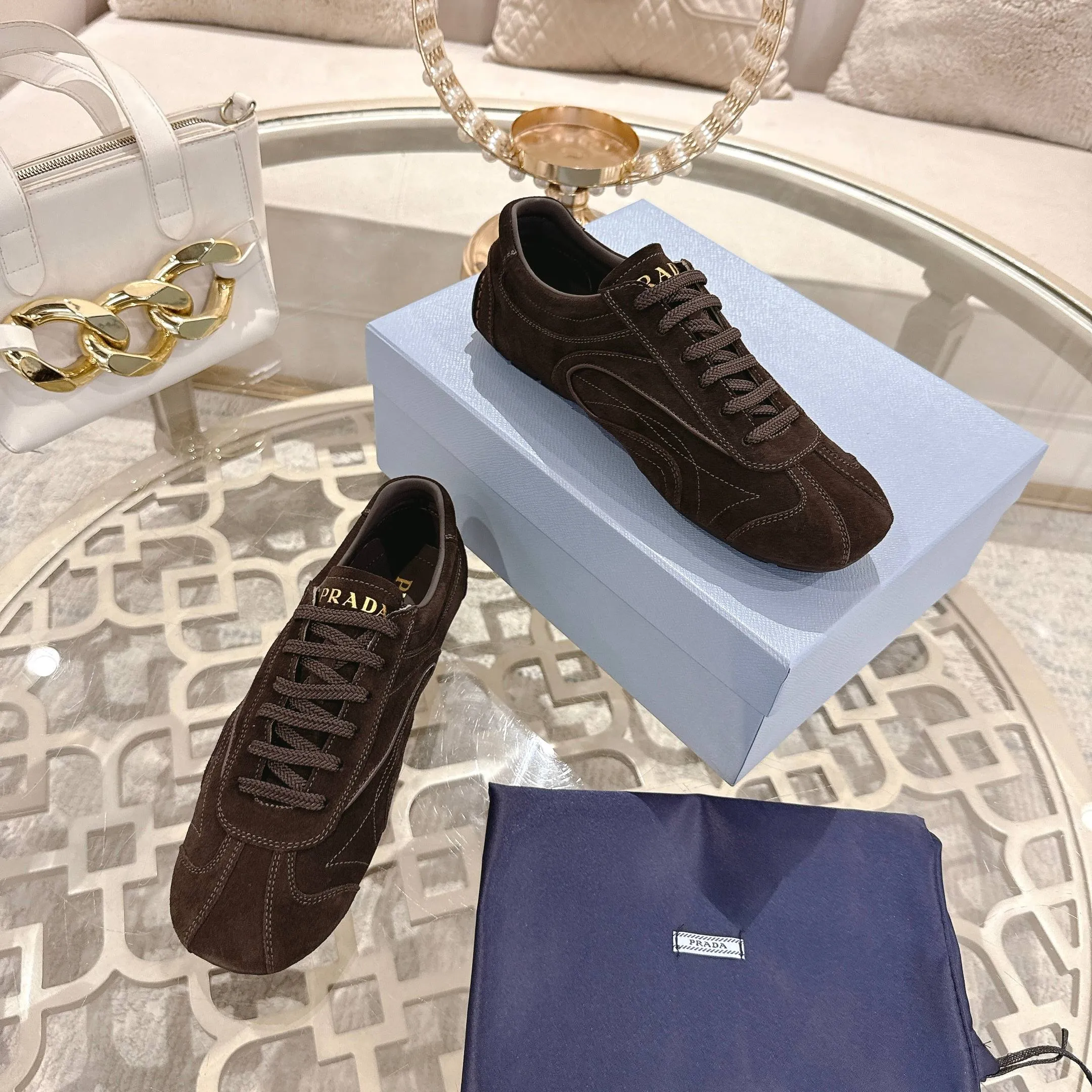 P600. PRADA for couples, casual shoes for couples, originally developed 1:1, made of high-mercerized cowhide, silk sheepskin lining, rubber outsole, comfortable and soft on the feet, size for women: 35 to 41. Male 38 to 45